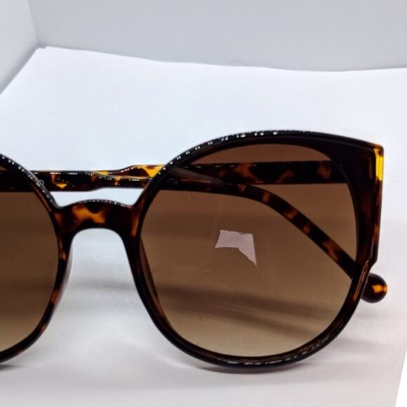 Large Tortoiseshell  Frame Cat Eye Sunglasses - Picture 2 of 7